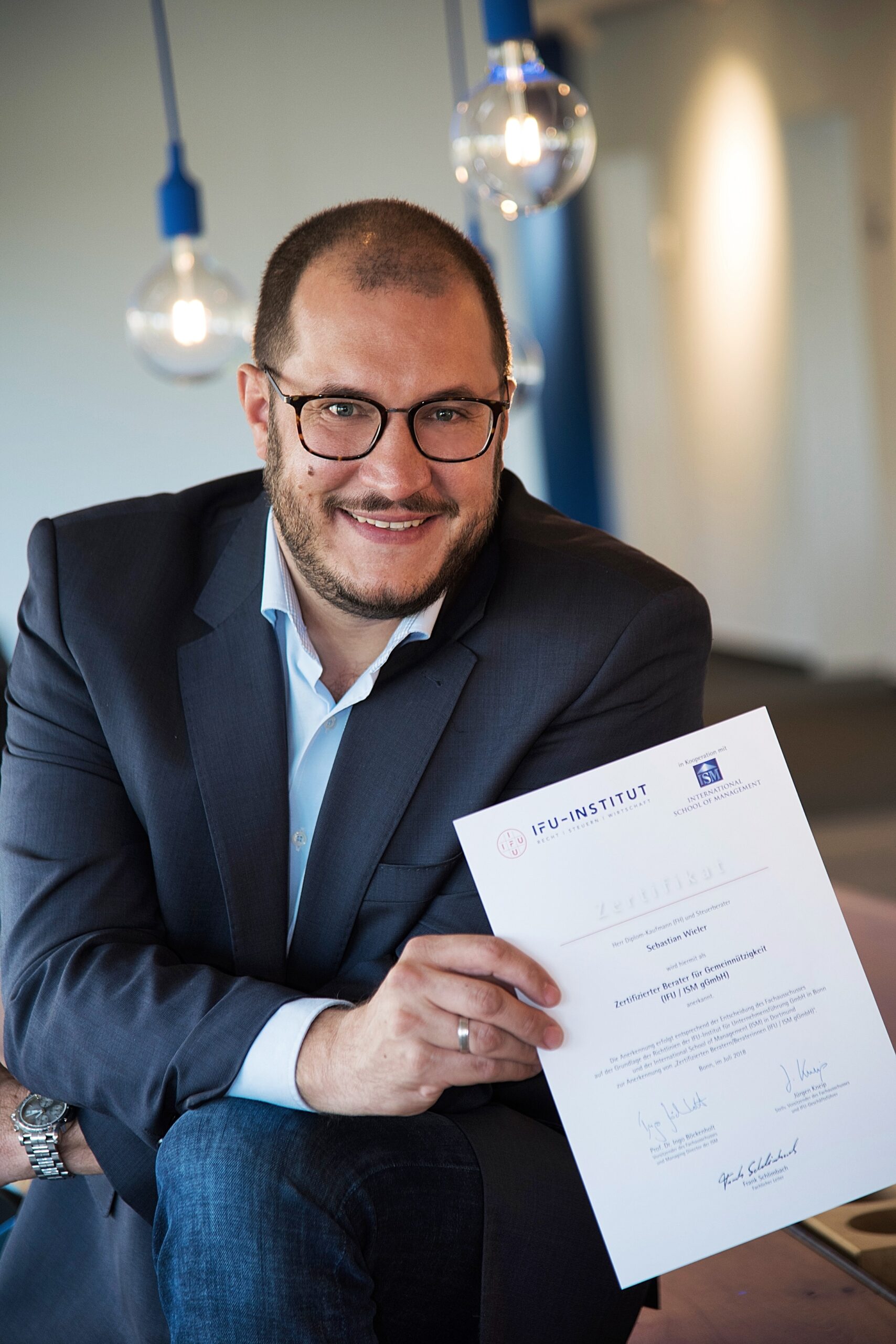PMPG-Steuerberater Sebastian Wieler mit Urkunde Zertifizierter Berater für Gemeinnützigkeit (IFU / ISM gGmbH)