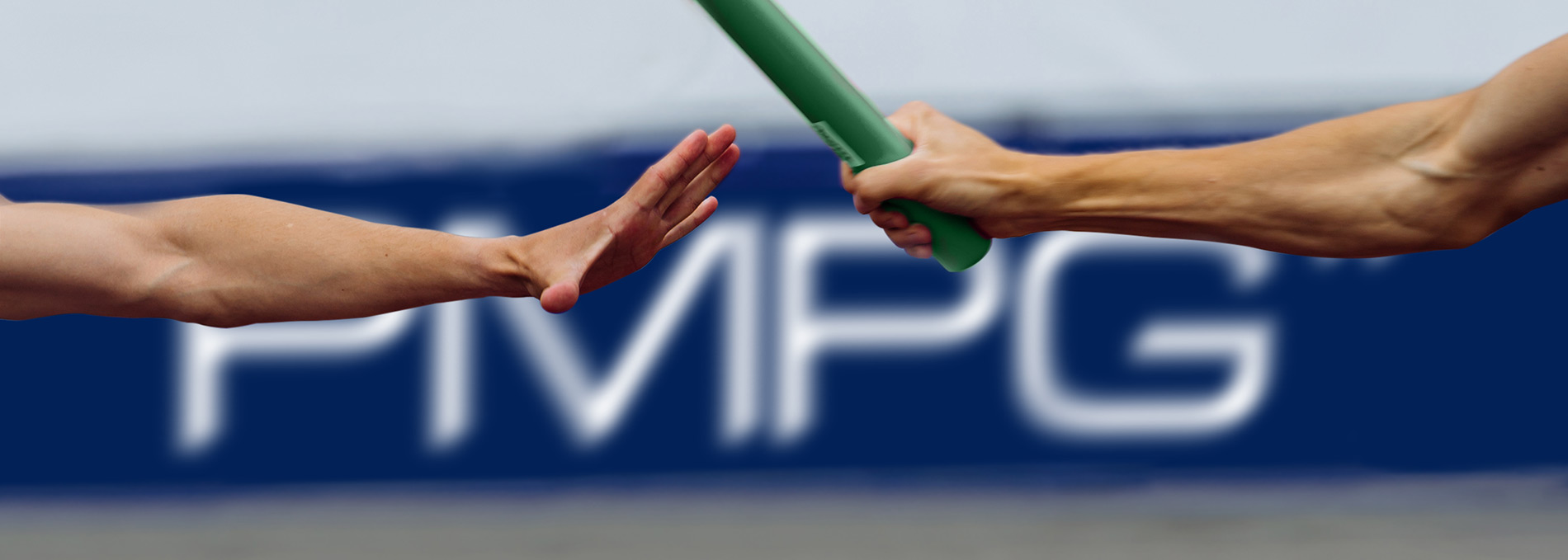 Übergabe eines Staffelstabs, im Hintergrund ist das PMPG-Logo zu sehen