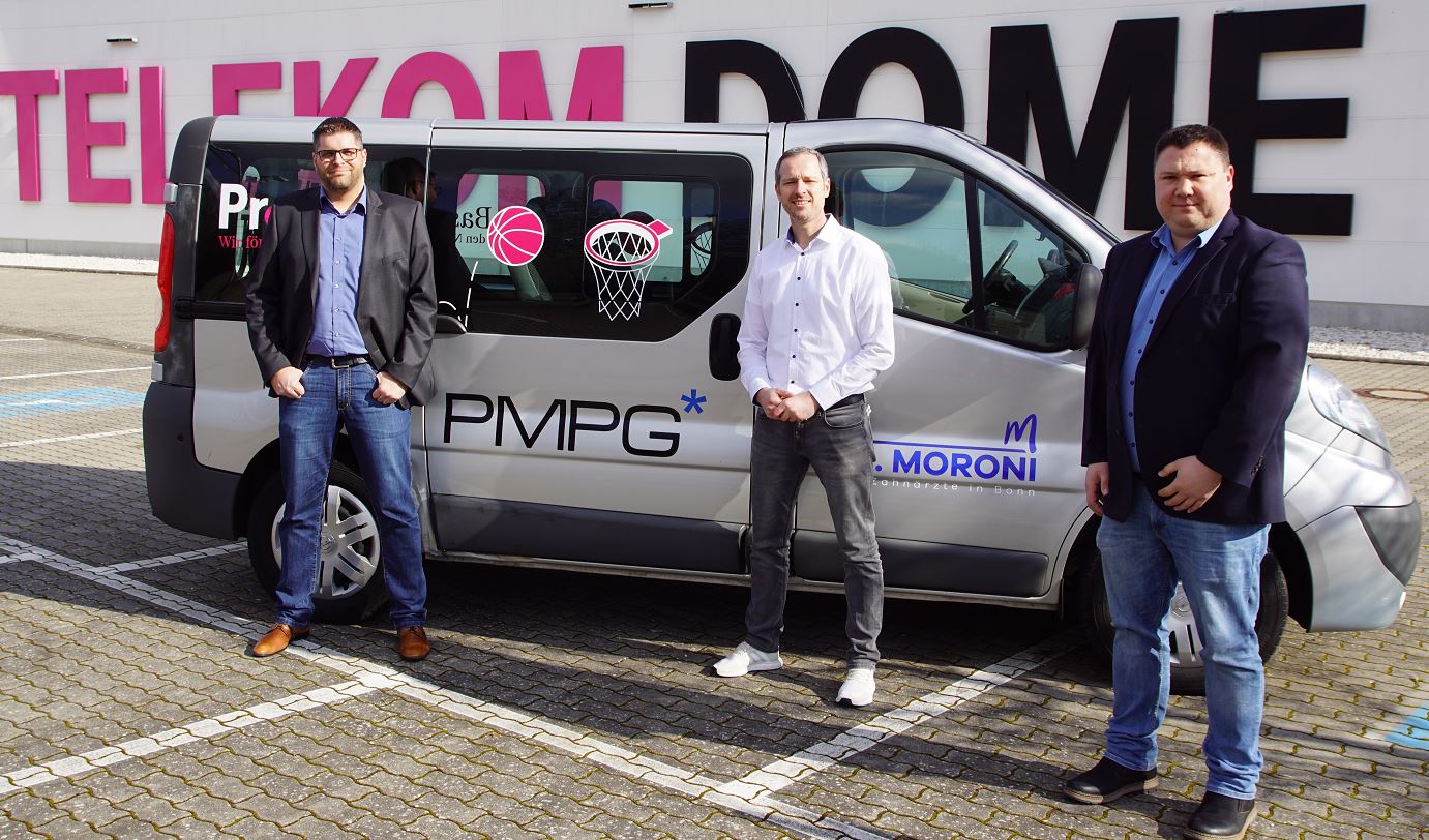 PMPG-Partner Heiko Sieger (links) steht vor einem mit PMPG-Logo gebrandetem Mini-Transporter. In der Mitte steht Sven Otterberg, Geschäftsführer ProBaskets und rechts steht Sebastian Adelt, Geschäftsführer Telekom Baskets