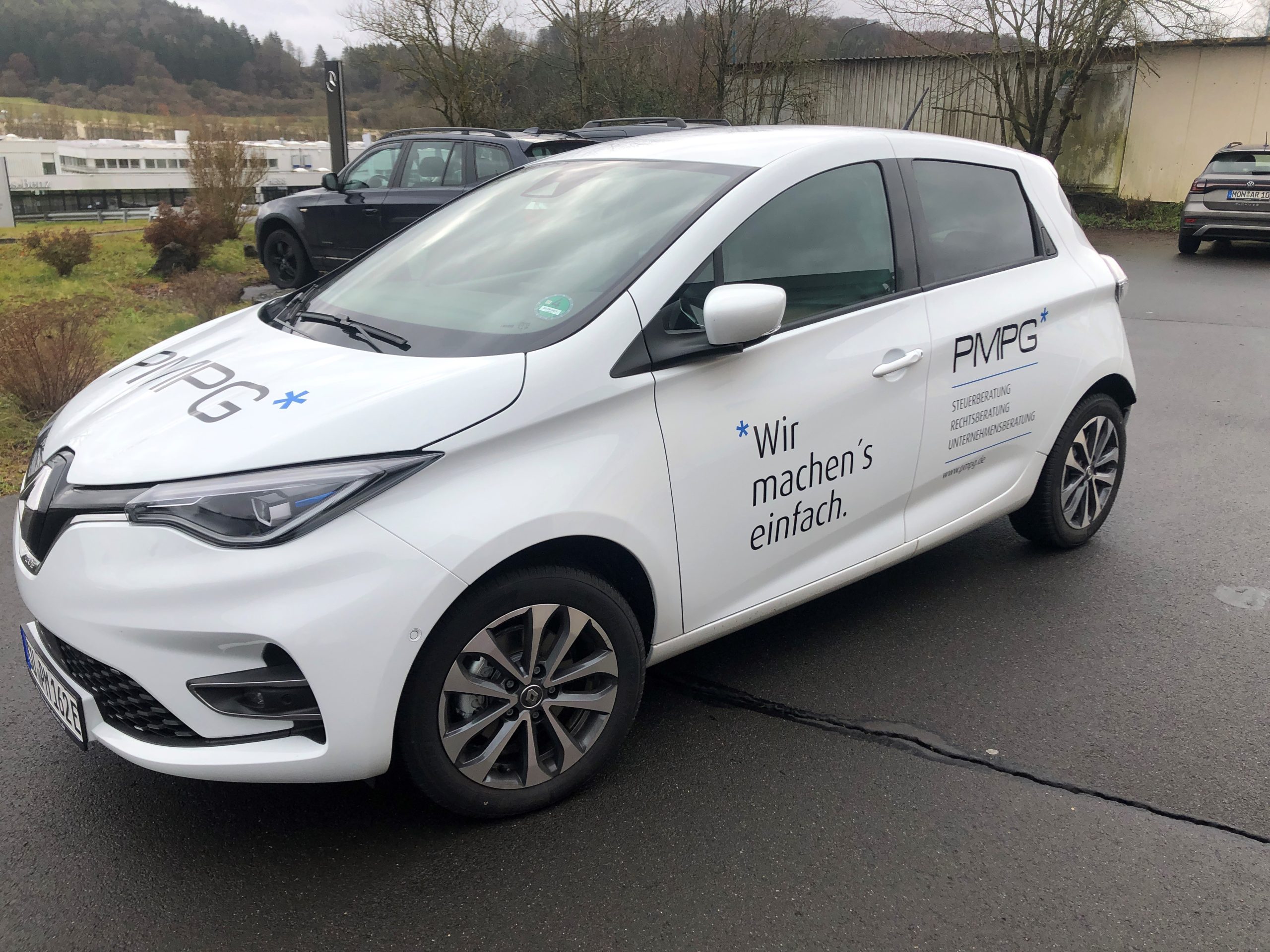 PMPG-E-Firmenauto Renault Zoe mit PMPG-Beschriftungen: Logo, Claim Wir machen's einfach und den Geschäftsbereichen Steuerberatung, Rechtsberatung, Unternehmensberatung