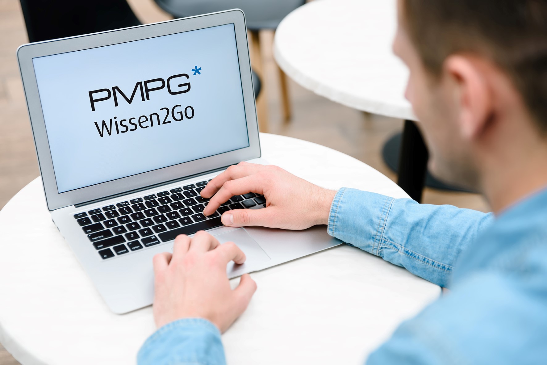 Ansicht eines Laptop-Bildschirms mit dem Spruch 