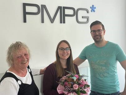 Auszubildende Melina erhält von ihren Kollegen einen Blumenstrauß