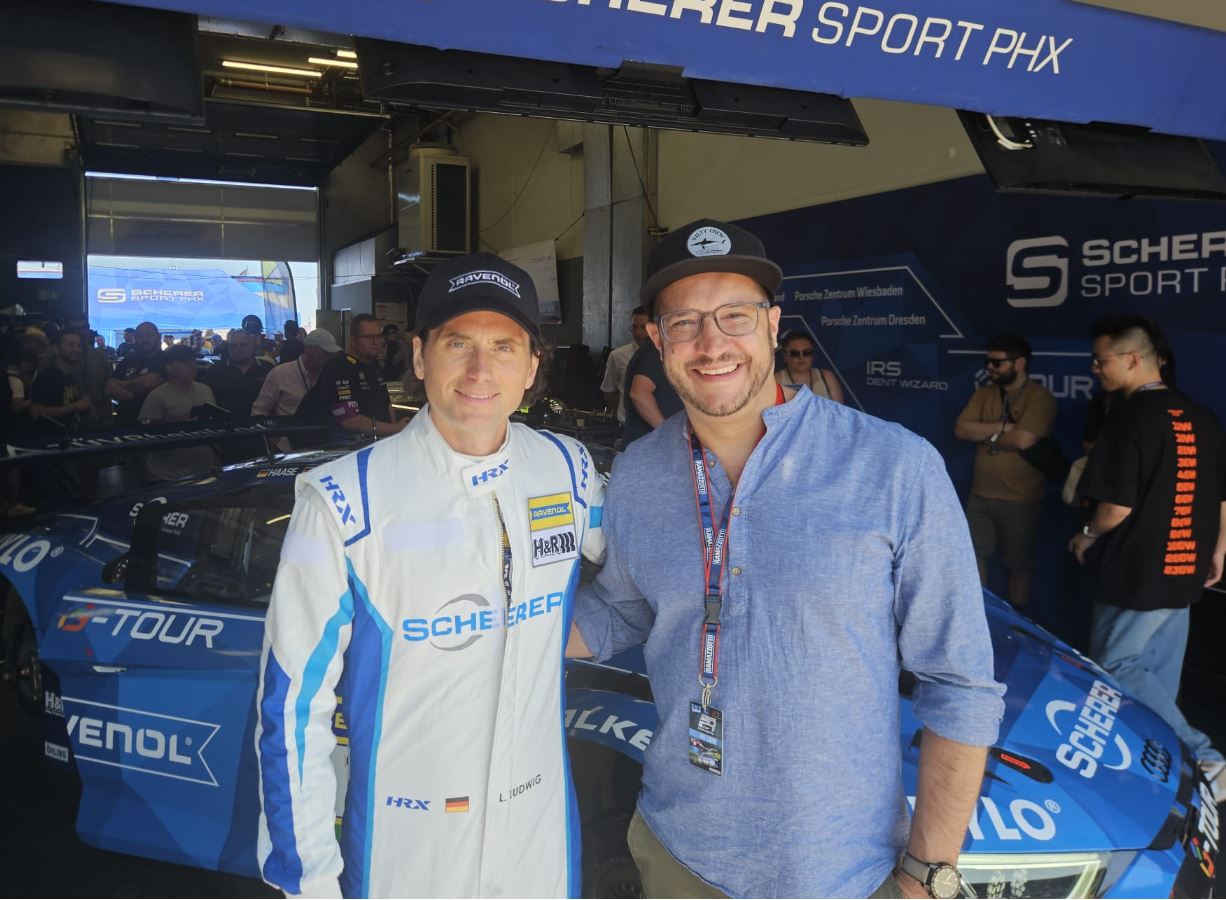 Rennfahrer Luca Ludwig und PMPG Partner und Steuerberater Sebastian Wieler stehen vor dem blauen Rennauto