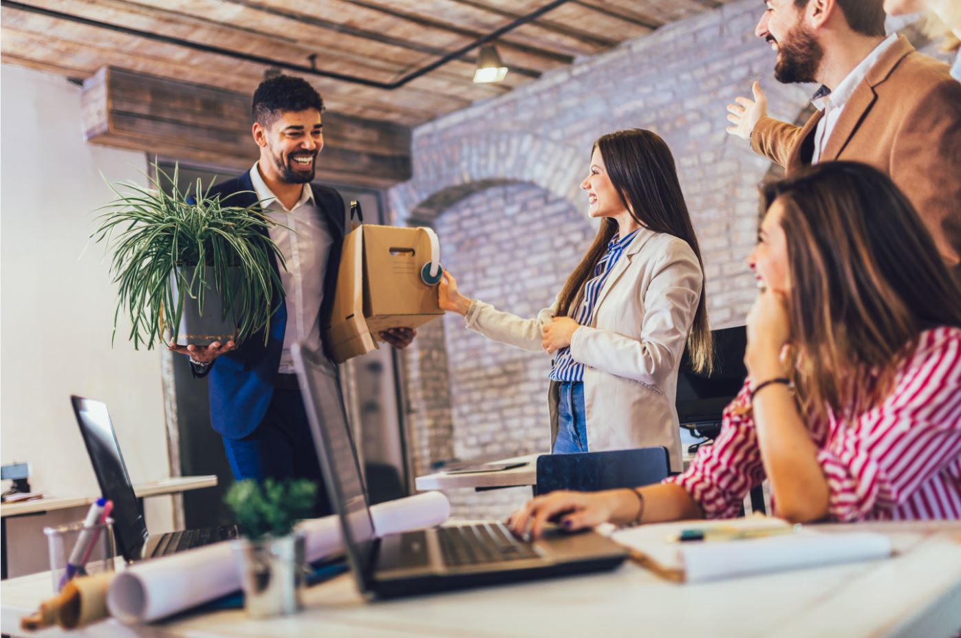 Lachende Arbeitskollegen bei Standortintegration