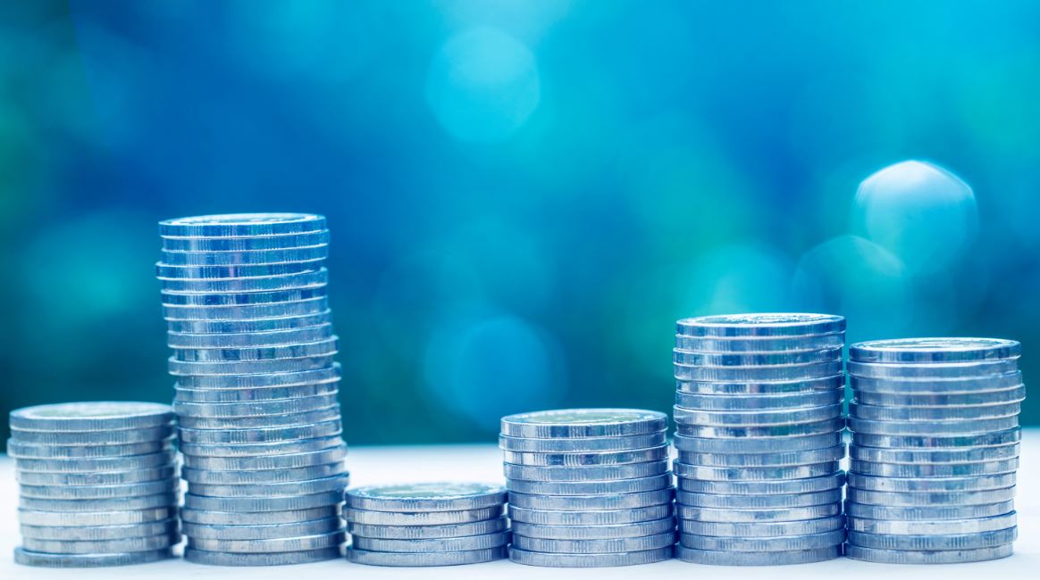 Gestapelte Münzen in unterschiedlicher Höhe