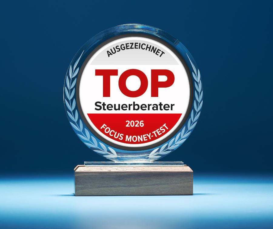 Siegel Focus Money Steuerberater-Umfrage 2026 dargestellt in einem Glas-Pokal vor blauem Hintergrund