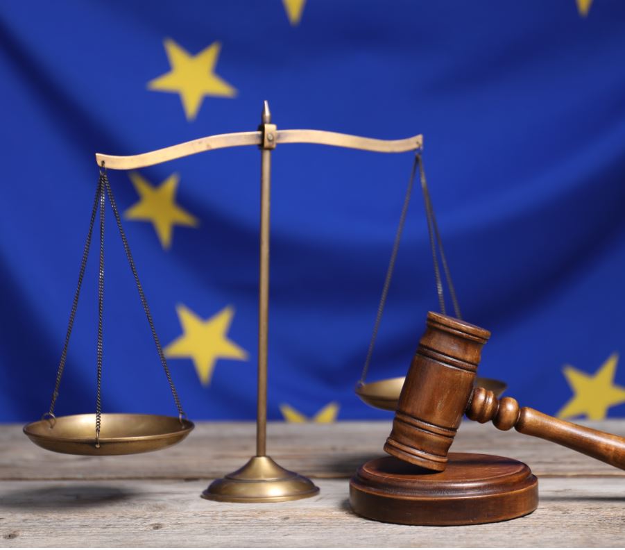 Europäische Fahne mit einem Richterhammer und einer Waage